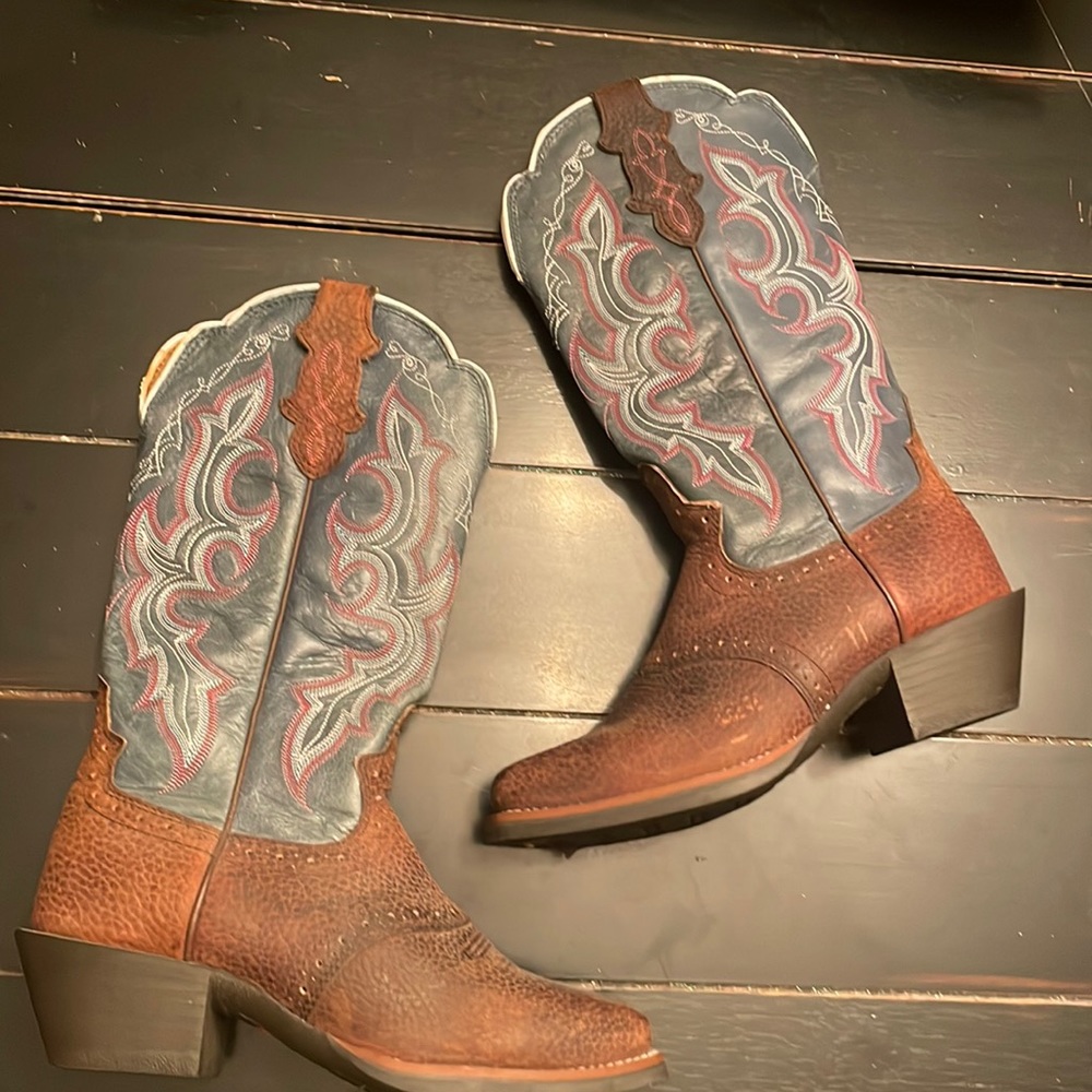 Justin boot youth 5 1/2C cowboy boot, fits women size 7. Style number L7305